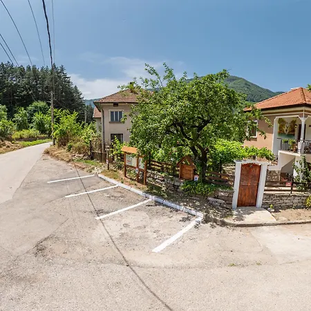 Villa дановатъ къща