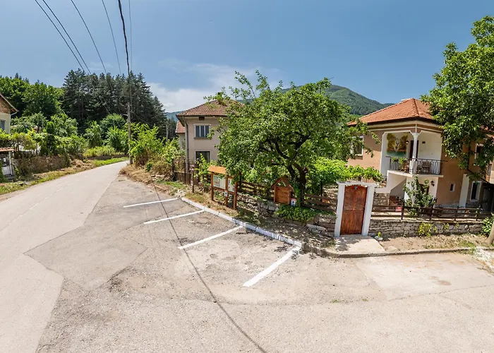 Villa дановатъ къща